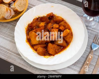 Patatas con sépia, bouchées avec des pommes de terre Banque D'Images