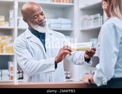 Consultation, médecine et pharmacie avec l'homme noir et le client pour les soins de santé, l'aide ou la prescription. Shopping, vente au détail et pilules avec le pharmacien et Banque D'Images