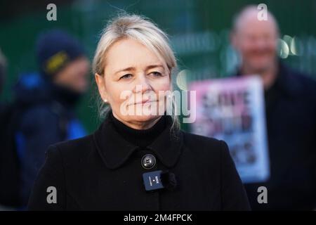 Sharon Graham, secrétaire général du syndicat UNITE, rejoint les ambulanciers sur la ligne de piquetage à l'extérieur du siège de l'ambulance à Coventry, tandis que les ambulanciers paramédicaux, les techniciens ambulanciers et les préposés aux appels sortent en Angleterre et au pays de Galles, dans une grève coordonnée par le GMB, Unifiez et unifiez les syndicats sur les salaires et les conditions qui affecteront les appels non mortels. Date de la photo: Mercredi 21 décembre 2022. Banque D'Images