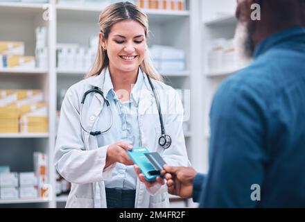 Paiement, carte de crédit ou patient avec un pharmacien à la pharmacie pour la médecine de prescription ou le traitement médical. Shopping, assurance ou médecin heureux Banque D'Images