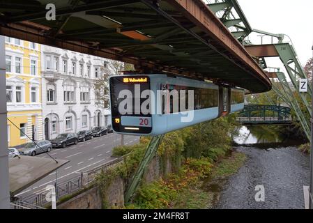 Le train de monorail suspendu inhabituel est arrivé comme le Schwebebahn, à Wuppertal, en Allemagne de l'Ouest Banque D'Images