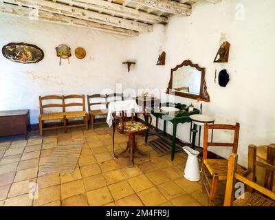 Salon de coiffure - Musée en plein air aux grottes de Scurati ou « Grotta Mangiapane » un ancien village habité depuis le Paléolithique supérieur, montrant les traditions artisanales et la vie rurale en Sicile - Custonaci, Sicile, Italie Banque D'Images