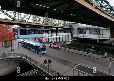 Le train de monorail suspendu inhabituel est arrivé comme le Schwebebahn, à Wuppertal, en Allemagne de l'Ouest Banque D'Images