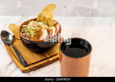 mexican meat dish with avocado and lemon, meat in its juice typical mexican food, latin american Banque D'Images