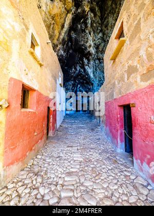 Musée en plein air aux grottes de Scurati ou « Grotta Mangiapane » un ancien village habité depuis le Paléolithique supérieur, montrant les traditions artisanales et la vie rurale en Sicile - Custonaci, Sicile, Italie Banque D'Images