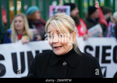 Sharon Graham, secrétaire général du syndicat UNITE, rejoint les ambulanciers sur la ligne de piquetage à l'extérieur du siège de l'ambulance à Coventry, tandis que les ambulanciers paramédicaux, les techniciens ambulanciers et les préposés aux appels sortent en Angleterre et au pays de Galles, dans une grève coordonnée par le GMB, Unifiez et unifiez les syndicats sur les salaires et les conditions qui affecteront les appels non mortels. Date de la photo: Mercredi 21 décembre 2022. Banque D'Images