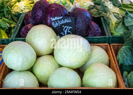 Chou blanc et rouge à vendre sur un marché Banque D'Images