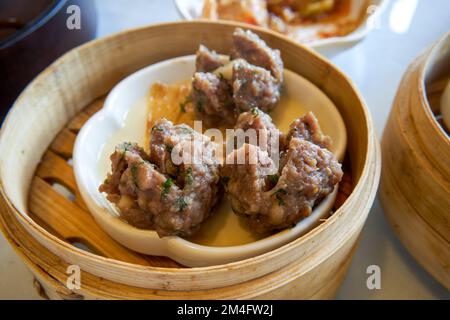 Un thé traditionnel et délicieux cantonais du matin, des boulettes de bœuf à la mandarine Banque D'Images