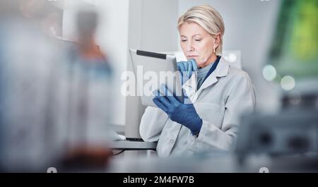 Tablette, pensée et science avec une femme médecin au travail dans un laboratoire de recherche, d'innovation ou de développement. Soins de santé, médical et idée avec un senior Banque D'Images