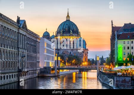 La rivière Spree à Berlin après le coucher du soleil avec la cathédrale à l'arrière Banque D'Images