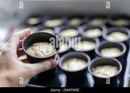 Les femmes tiennent main un emporte-pièce avec de la pâte. Cuisson de produits. Mise au point sélective. Banque D'Images