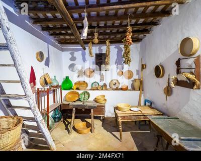 Musée en plein air aux grottes de Scurati ou « Grotta Mangiapane » un ancien village habité depuis le Paléolithique supérieur, montrant les traditions artisanales et la vie rurale en Sicile - Custonaci, Sicile, Italie Banque D'Images