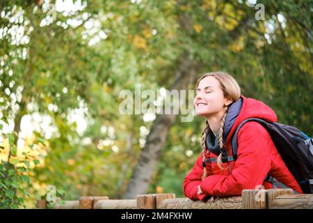 Trekker souriant respirant de l'air frais dans la forêt. Banque D'Images