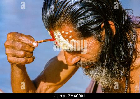 Rama-Sadhu appliquant son tilak dans le cadre de la matinée pooja Banque D'Images