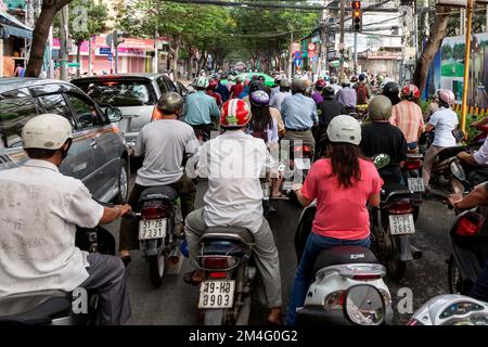 Moto dans le trafic de Saigon, Vietnam Banque D'Images