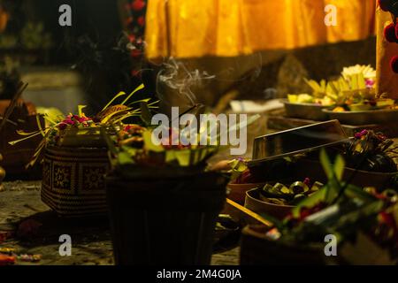 Offrandes de prière au temple de Goa Gajah Ubud, Bali, Indonésie Banque D'Images