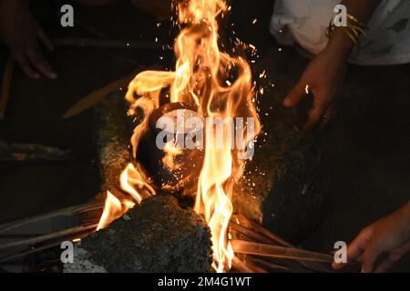 Gros plan sur les mains des gens qui bouillent du lait dans un pot en argile pour le festival du nouvel an d'Aurudu Banque D'Images