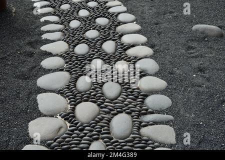 Chemin pavé fait de roches volcaniques dans le Castillo de San Gabriel de Lanzarote Banque D'Images