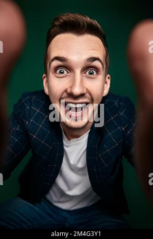 jeune homme sur fond vert. Banque D'Images