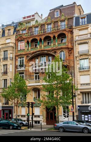 PARIS, FRANCE - 14 MAI 2013 : la maison numéro 29 sur le boulevard Rapp est l'un des meilleurs exemples du style Art Nouveau à Paris. Banque D'Images