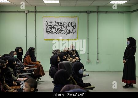 Kaboul, Afghanistan. 17th novembre 2022. Les femmes sont formées en tant qu'officiers de police dans une salle de classe dans une caserne de police drapée dans le drapeau des Talibans avec la foi islamique. Lorsqu'ils ont pris le pouvoir en août 2021, les talibans ont massivement restreint les droits des femmes. Les écoles de filles à partir de la septième année ont été fermées dans une grande partie du pays et les femmes ont été en grande partie évincées de la main-d'œuvre. En décembre, les talibans ont également annoncé qu'ils interdiraient les femmes d'entrer dans les universités. (À dpa 'les femmes d'Afghanistan: Un revers après l'autre') Credit: Oliver Weiken/dpa/Alay Live News Banque D'Images