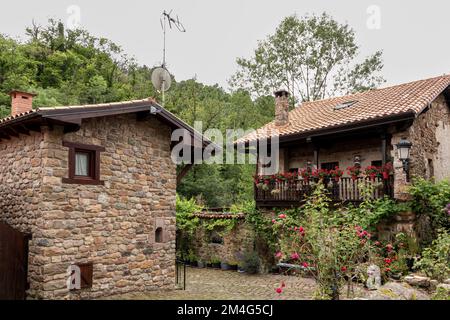 Maisons en pierre et rues étroites dans un village de montagne dans le nord de l'Espagne. Le maire de Barcena. Banque D'Images