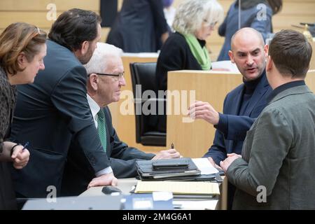 21 décembre 2022, Bade-Wurtemberg, Stuttgart: Theresa Schopper, Ministre de la Culture du Bade-Wurtemberg (tous Bündnis 90/Die Grünen, l-r), Florian Hassler, Secrétaire d'Etat, Winfried Kretschmann, Le ministre du Bade-Wurtemberg, Danyal Bayaz (Bündnis 90/Die Grünen), le ministre des Finances du Bade-Wurtemberg, et Oliver Hildenbrand, vice-président du Parti Vert au Parlement de l'État, participent à une séance plénière au Parlement de l'État du Bade-Wurtemberg. Lors d'un débat à la demande du SPD, le Parlement de l'État a traité de la vente partielle prévue du réseau électrique Banque D'Images