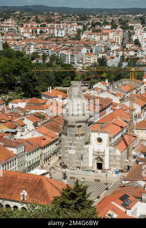 Ville de Tomar, Portugal, 17 août 2022. Hôtel de ville ou Pacos do Concelho à la place de la République ou Praca da Republica place principale. Banque D'Images