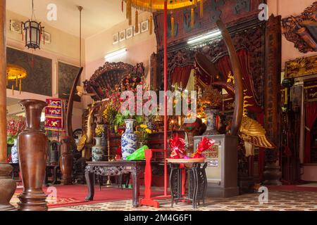 Autel intérieur au temple de Duc Thanh Tran Hung Dao, Saigon, Vietnam Banque D'Images