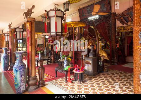 Autel intérieur au temple de Duc Thanh Tran Hung Dao, Saigon, Vietnam Banque D'Images