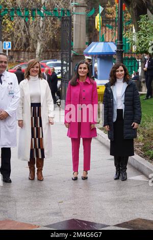 Madrid, Espagne. 21st décembre 2022. La Reine espagnole Letizia et Isabel Diaz Ayuso lors d'une visite à l'hôpital NiñoJesus pour le projet Yo Cuento à Madrid, le mercredi 21 décembre 2022. Credit: CORMON PRESSE/Alamy Live News Banque D'Images