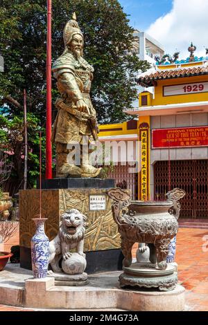 Statue du guerrier dans la cour du temple Tran Hung Dao, Saigon, Vietnam Banque D'Images