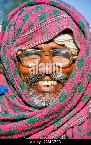 Agriculteur avec des lunettes à la Foire de Pouchkar Camel, l'un des plus grands marchés de chameaux d'Asie. Banque D'Images