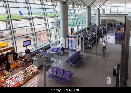 Intérieur du salon de départ dans le terminal, aéroport international de Tan son Nhat, Ho Chi Minh ville, Vietnam Banque D'Images