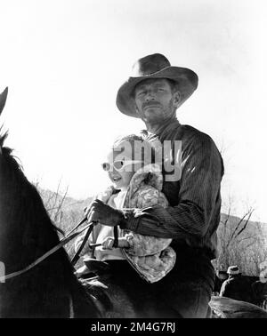 CHARLTON HESTON sur le terrain Candid sur cheval avec sa fille HOLLY HESTON pendant le tournage de WILLY PENNY 1967 réalisateur / écrivain TOM GRIES Paramount Pictures Banque D'Images