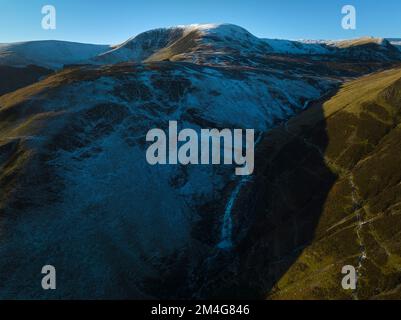 Vue aérienne de la chute d'eau de la queue de Grey Mare et du Coomb blanc dans la réserve naturelle de la queue de Grey Mare lors d'une journée d'hivers glacial. Banque D'Images