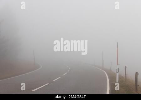 Oberried, Allemagne. 21st décembre 2022. Une route sur le Schauinsland est perdue dans un brouillard dense. La visibilité sur le Schauinsland est de moins de 100 mètres par endroits. Credit: Philipp von Ditfurth/dpa/Alay Live News Banque D'Images