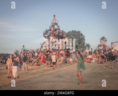 Pattaya, Thaïlande - 19 décembre 2022: Les gens pendant le festival Wonderfruits au coucher du soleil, 2022, Pattaya, Thaïlande, sélective Banque D'Images