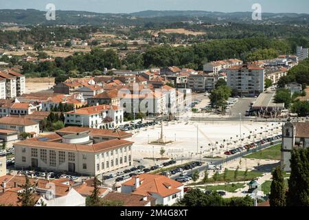 Tomar, Portugal, 17 août 2022. Place vide Largo da Varzea Grande avec au milieu de la colonne visible et l'inscription TOMAR ou Letras de Tomar,Distri Banque D'Images