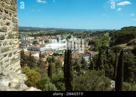 Tomar, Portugal, 17 août 2022. Carré vide Largo da Varzea Grande avec dans la colonne visible du milieu. Vue du monastère de convento de Cristo. Banque D'Images