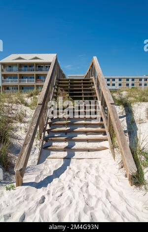 Escaliers sur la promenade au-dessus des dunes de sable blanc à l'avant des maisons de plage à destin, FL. Escaliers en bois sur une promenade menant à la plage ho Banque D'Images