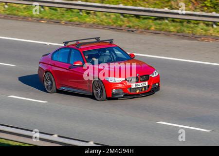 2018 Rouge BMW 330 530E M Sport 1998cc hybride électrique 8 vitesses automatique, avec barres de toit ; sur l'autoroute M6 Royaume-Uni Banque D'Images