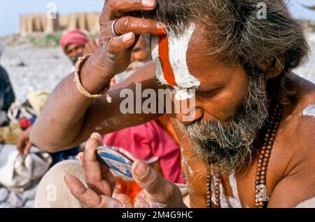 Rama-Sadhu appliquant son tilak dans le cadre de la matinée pooja Banque D'Images