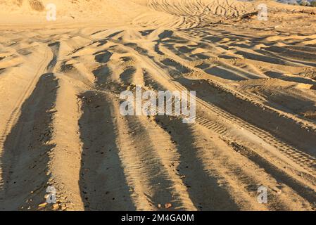 Paysage vue panoramique du désert occidental désertique en Égypte avec des pistes de véhicules dans des dunes de sable Banque D'Images