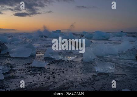 Glacier lagon Joekulsarlon avec blocs de glace en début de matinée, Islande Banque D'Images