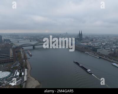 Cologne, 11th décembre 2022, Allemagne. Vue aérienne du centre-ville de Cologne. Le rhin, la ligne d'horizon, la cathédrale de Cologne et le Banque D'Images