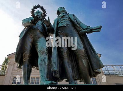 Goethe-Schiller Monument en face du Théâtre national allemand, Allemagne, Thueringen, Weimar Banque D'Images