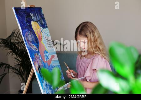 Portrait d'une adorable adolescente artiste peint l'image à l'intérieur Banque D'Images