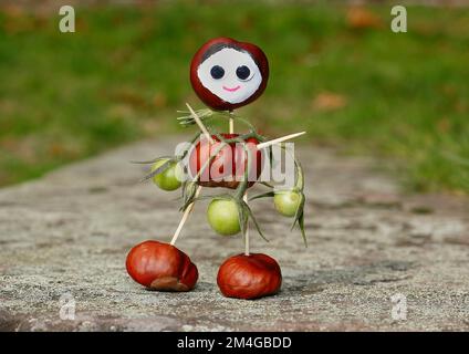 Jolie figurine châtaignier avec de petites tomates sur le mur Banque D'Images