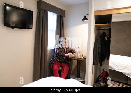 Hamza, qui dormait agité depuis cinq mois dans un parc de Londres, aime prendre le petit déjeuner dans un hôtel du centre de Londres, alors que l'association ouvre ses portes aux sans-abri pour la période des fêtes. Date de la photo: Mercredi 21 décembre 2022. Banque D'Images